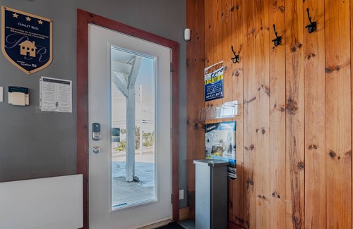 Saint-Michel-des-Saints Cabin | Chalet Bleu Lac Taureau and spa