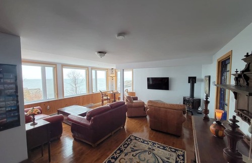 Saint-Simon Ski Chalet | Chalet Douillet Avec Foyer, Directement sur le Bord du Fleuve, à 15 min du Bic !