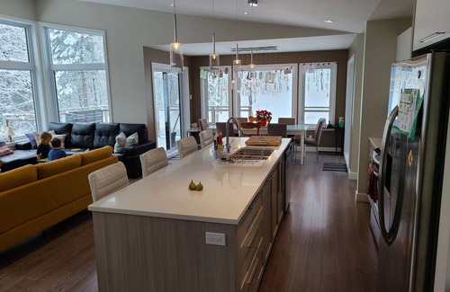 St-Adolphe-d'Howard Ski Chalet | Chalet Moderne et Lumineux sur une rue Tranquille Avec 4 Chambres, Foyer, spa