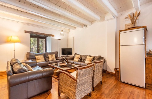 Arties Ski Chalet | Chalet 'Casa Aranesa En Centro De Arties' with Mountain View, Private Garden and Wi-Fi