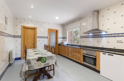 Moratalla House | Chalet Casa de Lozano y Rueda with Mountain View, Pool, Garden & Wi-Fi