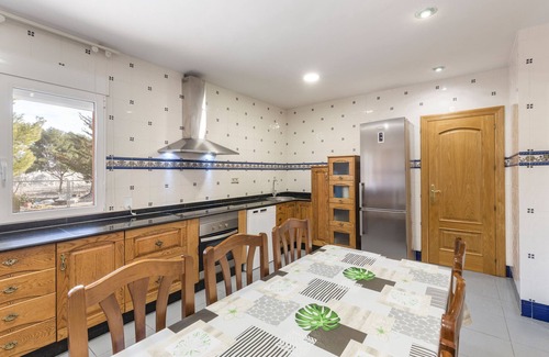 Moratalla House | Chalet Casa de Lozano y Rueda with Mountain View, Pool, Garden & Wi-Fi