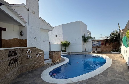 Punta Umbria Ski Chalet | Chalet con piscina y garaje privado al lado de la playa y del centro del pueblo.
