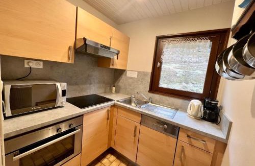 Rochesson House | Chalet cosy en bordure de forêt avec wifi, terrasse et équipements complets à Rochesson - FR-1-589-235