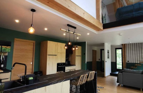 Jassat Ski Chalet | Chalet D'exception, au Cœur des Bois Avec vue sur le Château de Murol !