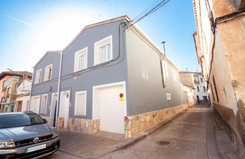 Arandiga House | Chalet de Aranda - Elegante Casa para 7 con jardín privado, AC y WiFi