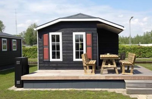Giethoorn House | Chalet "De Beulaker" is a beautiful chalet for up to four guests. Some chalets have a mooring at the door and others have a mooring at max. 50 meters from the chalet.