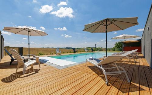 Savignac-Mona Bed & Breakfast | Chalet de charme climatisé, son Jacuzzi - SPA privatif et la piscine de la Maison Bleue du Gers
