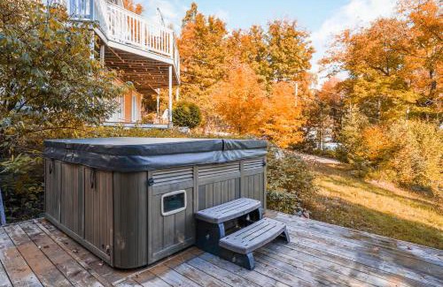 Entrelacs Ski Chalet | Chalet De l'Escapade hot tub Lakeview kayaks