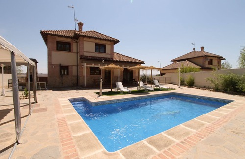 Ciempozuelos Ski Chalet | Chalet de la Flor. TuCasaTemporal