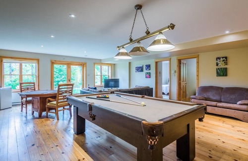Riviere-Rouge Ski Chalet | Chalet Deer Lodge - 5 Bedrooms with Lake Access, Hot Tub and Pool Table