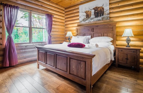 Riviere-Rouge Ski Chalet | Chalet Deer Lodge - 5 Bedrooms with Lake Access, Hot Tub and Pool Table