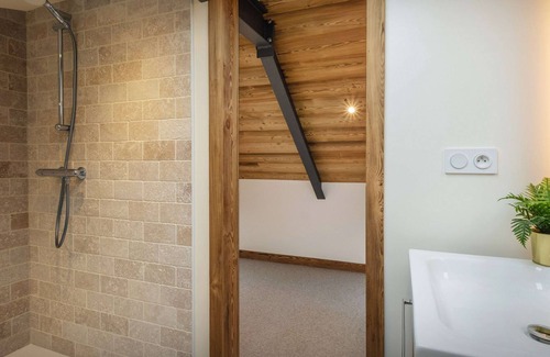 Verchaix Ski Chalet | Chalet des Hottes - mountain break for 14 with spa - OVO Network