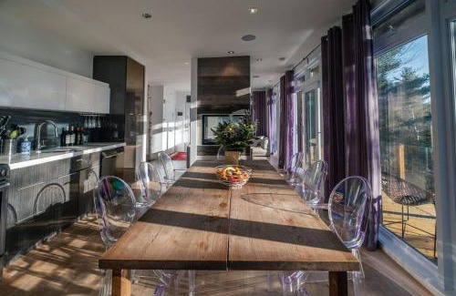 Chertsey Ski Chalet | Chalet DesignPur on the lake