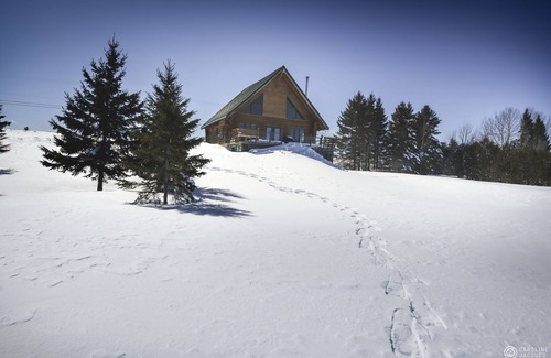 Disraeli Cabin | Chalet en bois rond au bord du Lac Aylmer