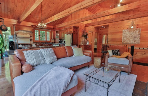 Chertsey Cabin | Chalet en pleine nature avec 80 acres de terrain et SPA!