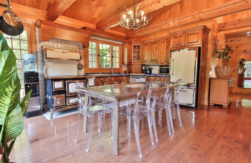 Chertsey Cabin | Chalet en pleine nature avec 80 acres de terrain et SPA!