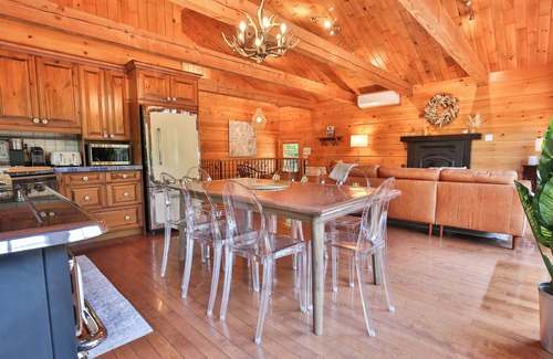 Chertsey Cabin | Chalet en pleine nature avec 80 acres de terrain et SPA!
