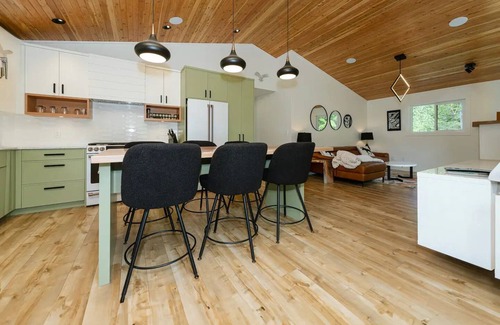 Halfmoon Bay Ski Chalet | Chalet Firefly BC REGISTRY APPROVAL #H631676206