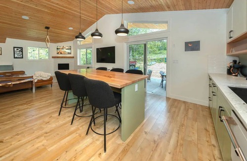 Halfmoon Bay Ski Chalet | Chalet Firefly BC REGISTRY APPROVAL #H631676206
