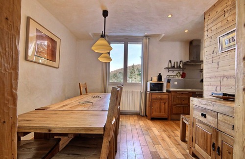 La Roche Ski Chalet | Chalet for 12 with sauna, jacuzzi, wifi, parking, pets allowed