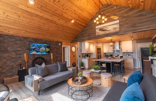 Kenora Cabin | Chalet for summer stays~ Next To Rushing River Park, Kenora ~ Includes Kayaks!