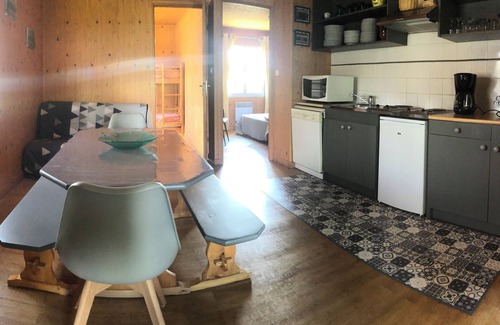 Saint-Mamet-la-Salvetat House | Chalet 2 Lou Braisadou on the farm with heated indoor pool
