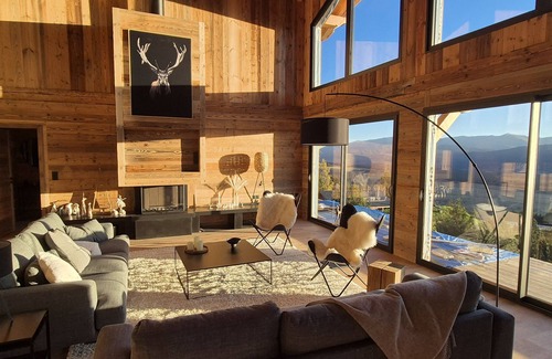 Les Angles Ski Chalet | Chalet 'G2' with Lake View, Private Terrace and Wi-Fi