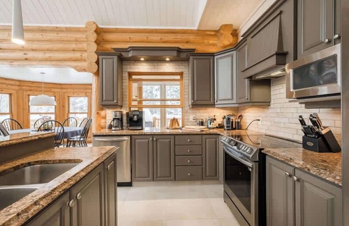 Mille-Isles Ski Chalet | Chalet Golden Bear at Fiddler Lake with spa, sauna, and private pool