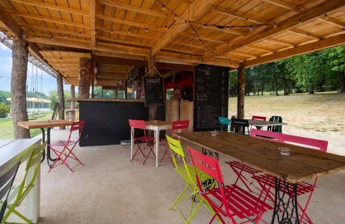 Bretagne-d'Armagnac House | Chalet 'Guzet 4 Personnes 25' with Private Terrace, Private Garden and Wi-Fi
