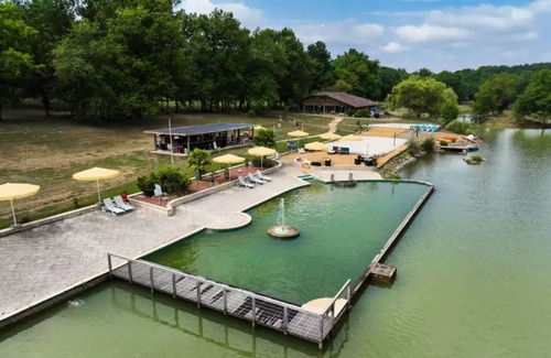 Bretagne-d'Armagnac Apartment | Chalet 'Guzet 4 Personnes 6' with Private Terrace, Private Garden and Wi-Fi