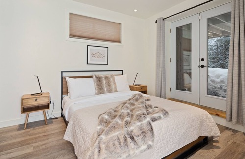 La Minerve Ski Chalet | Chalet Hummingbird on the Lake with Private Beach and Hot Tub
