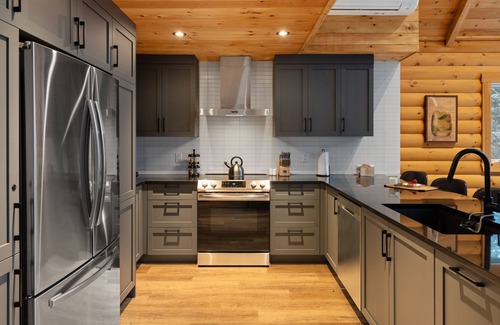 La Minerve Ski Chalet | Chalet Hummingbird on the Lake with Private Beach and Hot Tub