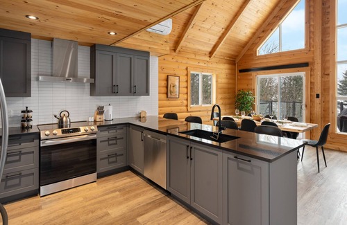 La Minerve Ski Chalet | Chalet Hummingbird on the Lake with Private Beach and Hot Tub