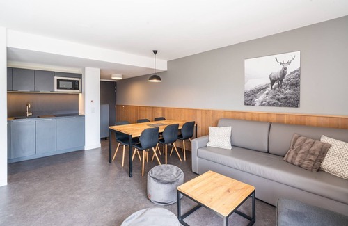 Huez Apartment | Chalet in Auris-en-Oisans with Balcony Views