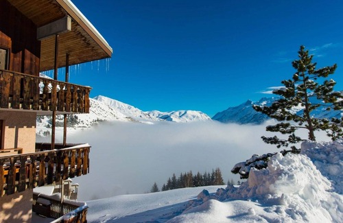 Huez Apartment | Chalet in Auris-en-Oisans with Balcony Views