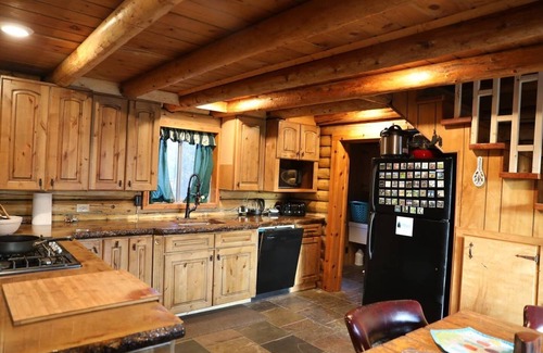 Island Park Cabin | Chalet in forest sleeps 6