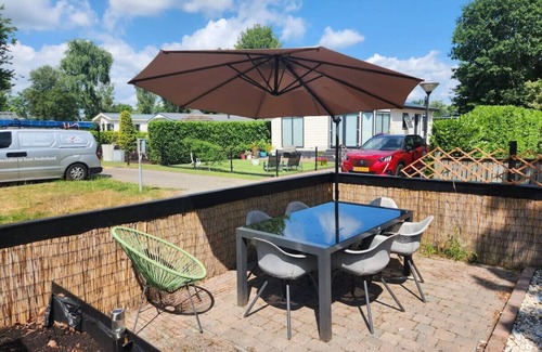 Schijndel Ski Chalet | Chalet in green area ~ Garden ~ Walk to Lake