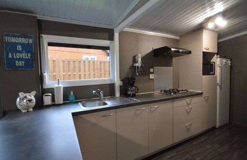 Geel House | Chalet in park with a fishing pond
