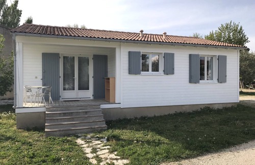 Sorgues Ski Chalet | Chalet in Provence with Pool, Parking, Wifi, Near Avignon, Luberon .
