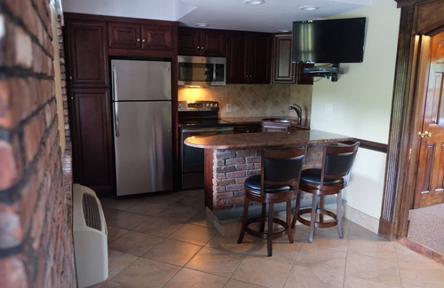 Centerport Hotel | Chalet Inn & Suites Centerport