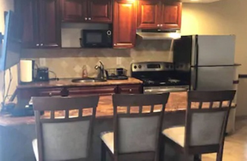 Centerport Hotel | Chalet Inn & Suites Centerport