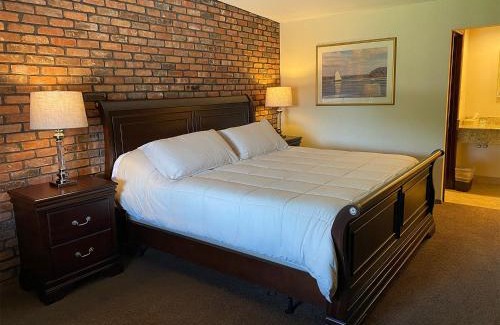 Centerport Hotel | Chalet Inn & Suites