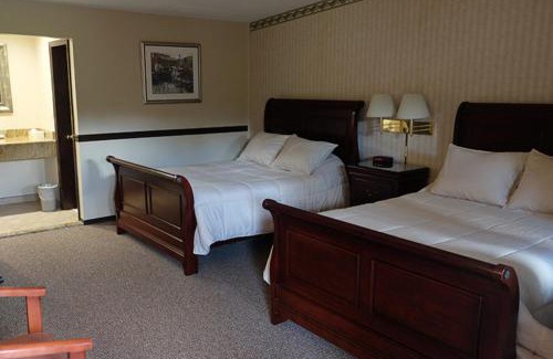 Centerport Hotel | Chalet Inn & Suites