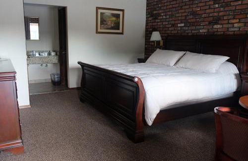 Centerport Hotel | Chalet Inn & Suites
