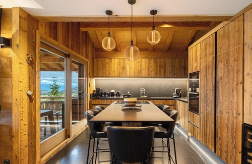 Superbolquere Ski Chalet | Chalet 'Isabella Lodge Pyrénées' with Lake View, Private Terrace and Wi-Fi