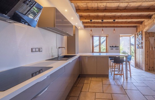 Huez-en-Oisans Ski Chalet | Chalet l'Oisans Bleu Huez Village at the foot of the slopes