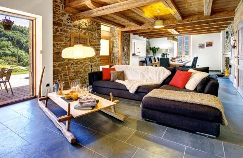 Les Clefs Ski Chalet | Chalet Ladroit - OVO Network