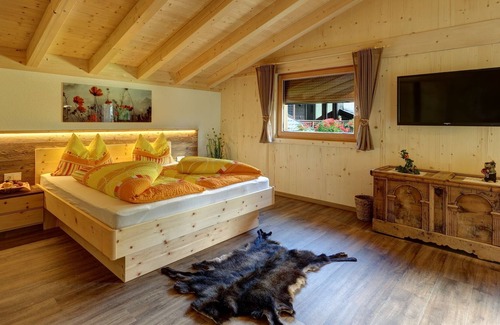 Lutago Ski Chalet | Chalet 'Lechnerhof' with Access to Ski Slopes, Mountain Views, Sauna & Wi-Fi