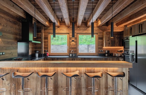 Monetier-les-Bains Ski Chalet | Chalet Luxe piscine et spa plein soleil 18 personnes serrechevalierholidays